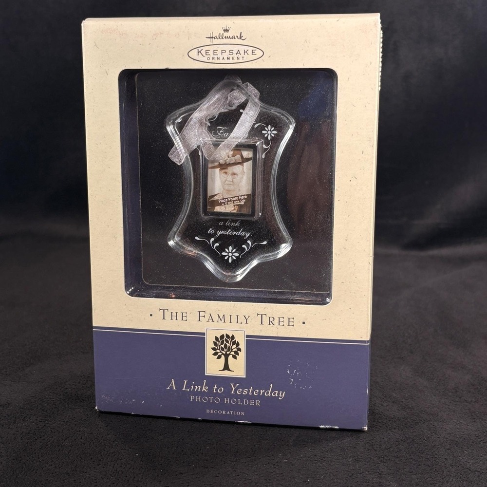 Hallmark 2002 Keepsake Family Tree Ornament "A Link to Yesterday" Photo Holder